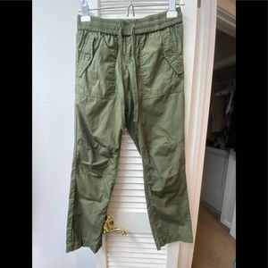 💚LOFT • army green capri pant • 00P • EUC